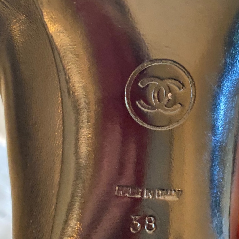 CHANEL patent leather cap toe pumps - Picture 7 of 7
